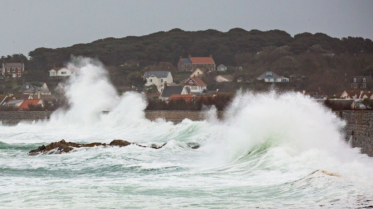 Govgg's tweet photo. 1/ Islanders are being advised to prepare for Storm Ciarán.

Based on latest forecasts, which are regularly being reviewed, severe weather is due to arrive on Wednesday with the worst of the storm predicted to hit in the early hours of Thursday. https://t.co/NTBkZuK6jG