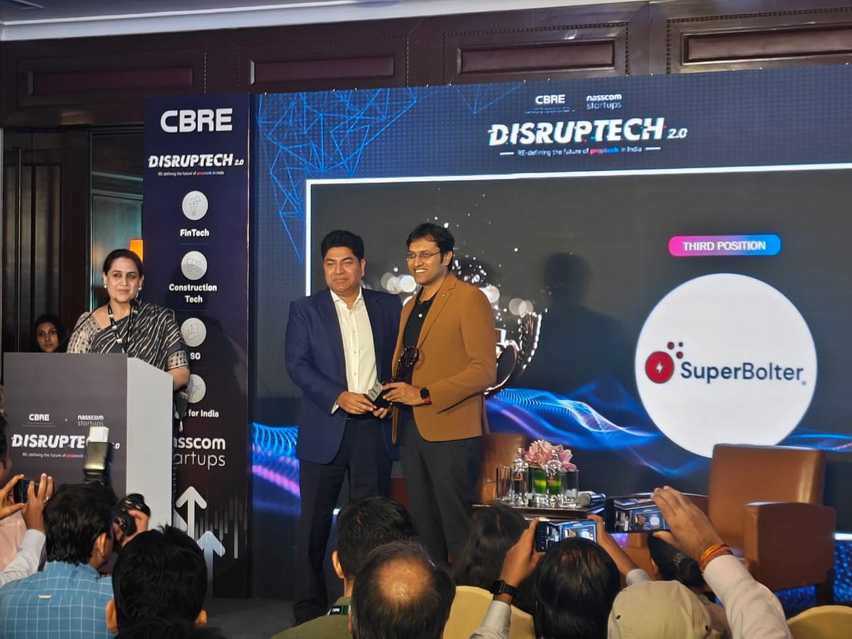 🏆Now comes the big reveal of the day! Join us in celebrating  @strawcture , the champion of #DisrupTech2, along with @kyb_enlite and @SuperBolter who secured the titles of 1st and 2nd runners-up.