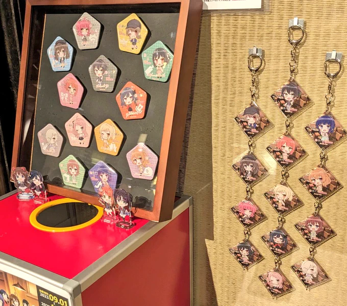 先日鍋ぞうさんに行ったお写真 お鍋おいしかったー! 店員さんが虹ちゃんの缶バッジつけててすごい見つめてしまった… グッズもたくさん飾っていただいてて写真たくさん撮った アクスタは侑ちゃんだった