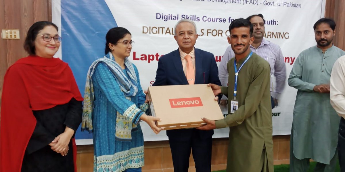 SRSO_Official's tweet photo. SRSO distributed laptops @SAUS among 49(F21 &amp; m28) children of #BISP BNFs from Shikarpur &amp;K.Kandhkot under @npgppk-a flagship program of #MoPASS &amp; @IFAD. It aimed to provide digital skills &amp; resources so they can generate #livelihood &amp; graduate from poverty on a sustainable basis https://t.co/1GKtxP8Lop