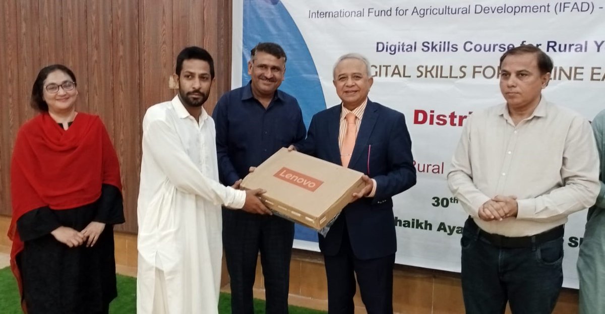 SRSO_Official's tweet photo. SRSO distributed laptops @SAUS among 49(F21 &amp; m28) children of #BISP BNFs from Shikarpur &amp;K.Kandhkot under @npgppk-a flagship program of #MoPASS &amp; @IFAD. It aimed to provide digital skills &amp; resources so they can generate #livelihood &amp; graduate from poverty on a sustainable basis https://t.co/1GKtxP8Lop