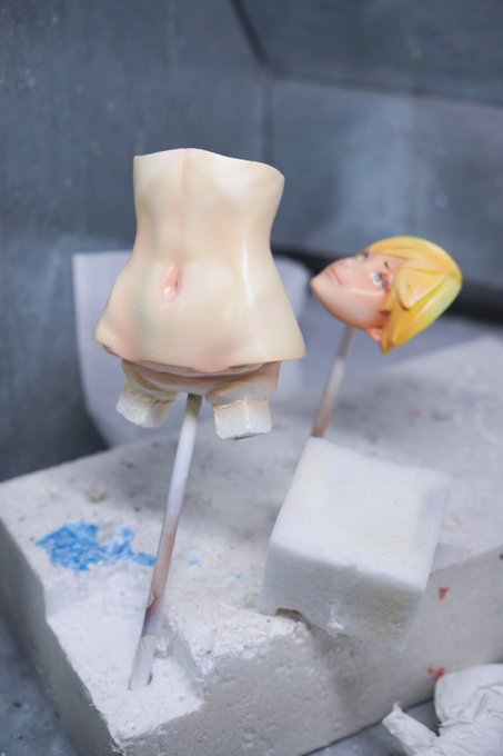 胴体に肌色乗せたあとクリアイエロー吹き中。薄吹きの重ね塗りなので「吹きすぎた?」という場合はメラミンスポンジである程度戻せる。奥の真琴ちゃんフェイスは色見本。 