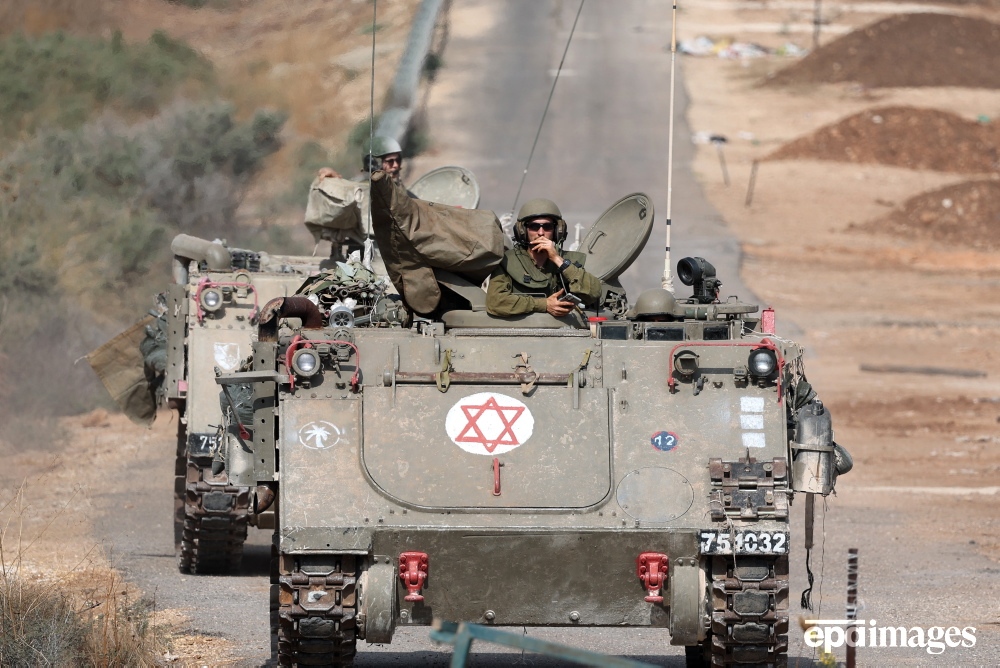 EPA_Images's tweet photo. Israeli soldiers aboard armored personnel carriers (APC) on patrol at a main road near the town of Kiryat Shmona, near the Israel-Lebanon border, Israel, 31 October 2023. 📸 EPA / @AtefSafadi 

#Israel #Palestine #conflict #lebanon https://t.co/0ruRf1qMlV
