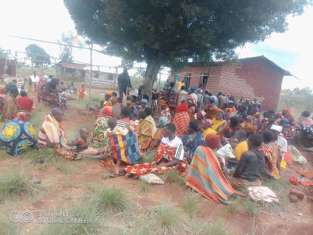 Musonga11's tweet photo. #Burundi,Kuri uyu 31/10/2023,umukuru w'umutumba wa Nyabigozi muri komine Musongati @RutanaProvince afadikanije n'abobasangiye kurongora umutumba yagirishije inama abenemutumba.Yabahamagariye kubungabunga amahoro n'umutekano no kwitwararika ibikorwa vy'iterambere @MininterInfosBi https://t.co/kvnsZNWgt2