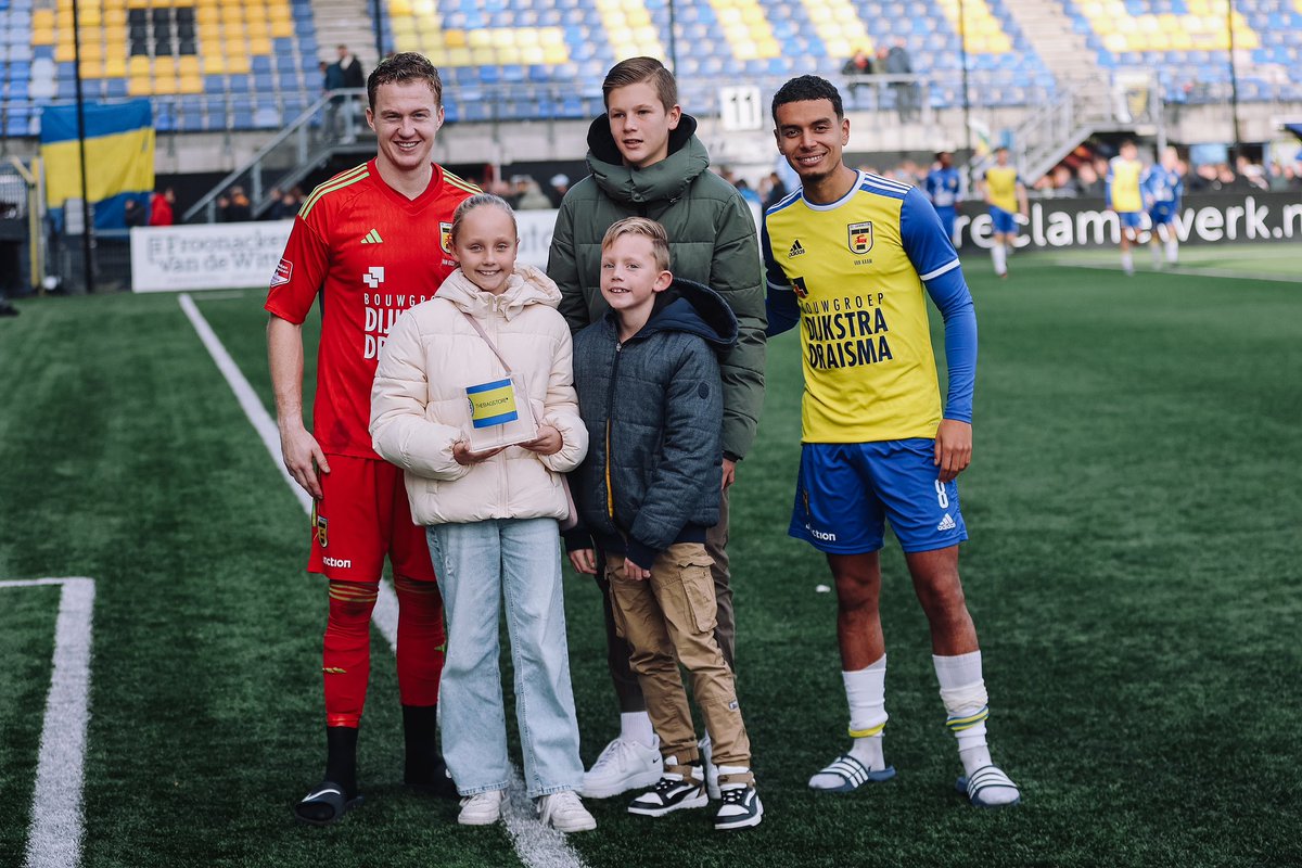 BC_Cambuur's tweet photo. 📸 Nogmaals dank aan de 𝘄𝗲𝗱𝘀𝘁𝗿𝗶𝗷𝗱-, 𝗯𝗮𝗹-, 𝗮𝗮𝗻𝘃𝗼𝗲𝗿𝗱𝗲𝗿𝘀𝗯𝗮𝗻𝗱- en 𝘄𝗶𝘀𝘀𝗲𝗹𝘀𝗽𝗼𝗻𝘀𝗼𝗿 tijdens FC Groningen-thuis! 💛💙

⚔️ 𝐎𝐆 𝐂𝐥𝐞𝐚𝐧 𝐅𝐮𝐞𝐥𝐬
⚽️ 𝐎𝐦𝐧𝐲𝐚𝐜𝐜 
©️ 𝐓𝐇𝐄𝐁𝐀𝐆𝐒𝐓𝐎𝐑𝐄.𝐍𝐋
🔄 𝐄𝐧𝐞𝐫𝐠𝐢𝐞 𝐈𝐧𝐬𝐩𝐞𝐜𝐭𝐢𝐞

#CAMGRO https://t.co/MSM7JBwdRl