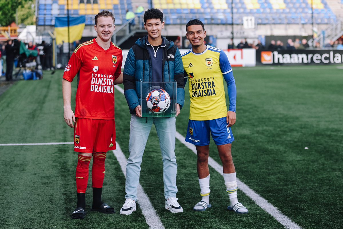 BC_Cambuur's tweet photo. 📸 Nogmaals dank aan de 𝘄𝗲𝗱𝘀𝘁𝗿𝗶𝗷𝗱-, 𝗯𝗮𝗹-, 𝗮𝗮𝗻𝘃𝗼𝗲𝗿𝗱𝗲𝗿𝘀𝗯𝗮𝗻𝗱- en 𝘄𝗶𝘀𝘀𝗲𝗹𝘀𝗽𝗼𝗻𝘀𝗼𝗿 tijdens FC Groningen-thuis! 💛💙

⚔️ 𝐎𝐆 𝐂𝐥𝐞𝐚𝐧 𝐅𝐮𝐞𝐥𝐬
⚽️ 𝐎𝐦𝐧𝐲𝐚𝐜𝐜 
©️ 𝐓𝐇𝐄𝐁𝐀𝐆𝐒𝐓𝐎𝐑𝐄.𝐍𝐋
🔄 𝐄𝐧𝐞𝐫𝐠𝐢𝐞 𝐈𝐧𝐬𝐩𝐞𝐜𝐭𝐢𝐞

#CAMGRO https://t.co/MSM7JBwdRl