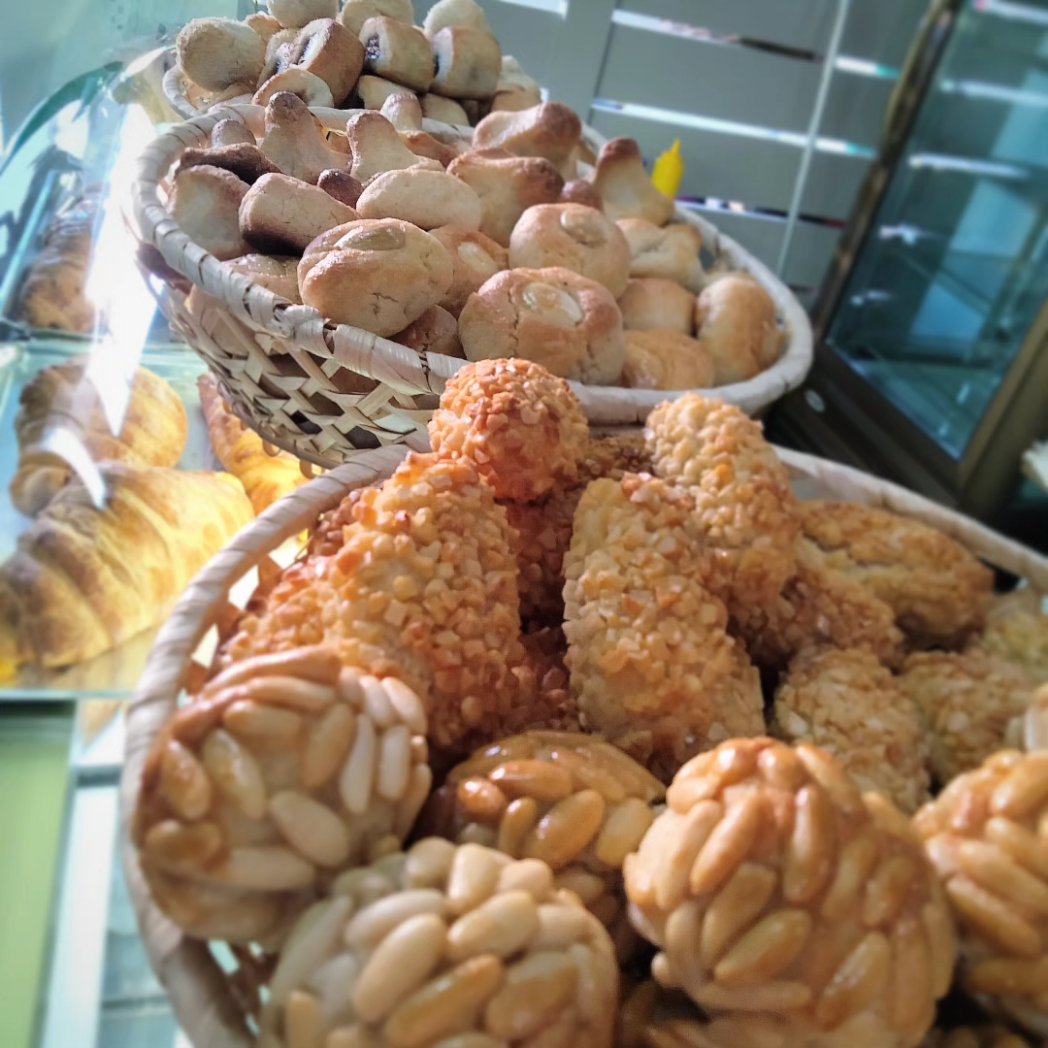 PostresDMusic's tweet image. Dolça i feliç #castanyada🌰 
Que no quedi ni un #panellet😅

Demà, dia de #TotSants obert pel matí de 9:30h a 14h.
Tasta #tancat

#postresdemusic #somgormands 
#panellets #castanyada #totsants 
#pastisseria #artesana 
#lapobladesegur #pallarsjussa