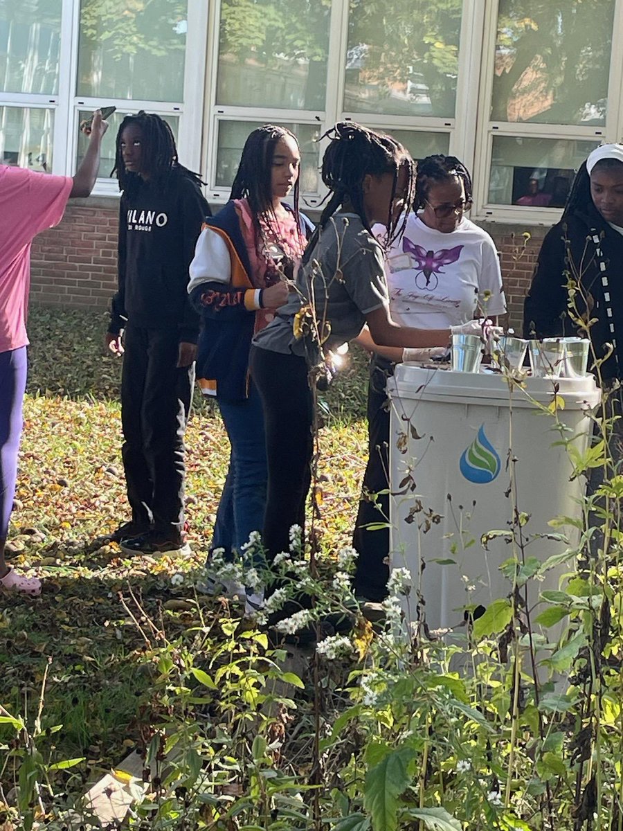AWashington_RP's tweet photo. Great partnerships are Developing at Deep Creek with our Greenschool and Girl Empowerment Leadership group #180DayOfJoy 
@DeepCreekMSOne @BCPS_OSC  @BCPS_OSC https://t.co/X6xmlRnsRd