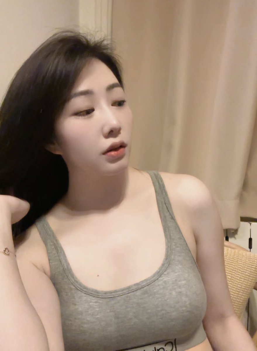 amy149133's tweet photo. 女人可能是自我纠结的代表作
说实话我更喜欢私生活��风情万种的自己 https://t.co/5KpYUoPF0A