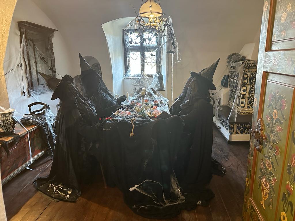 BucharestVibes's tweet photo. Bran Castle on Halloween 🦇
Trick or... boo! 

#bucharestvibes #guidedtours #daytrips #brancastle https://t.co/4Eus5DNhyN