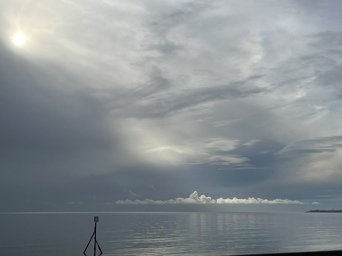 Trekrab1's tweet photo. @WeatherAisling @ChrisPage90 
The calm before the storm at Dovercourt. https://t.co/R2yMLXcOZ8