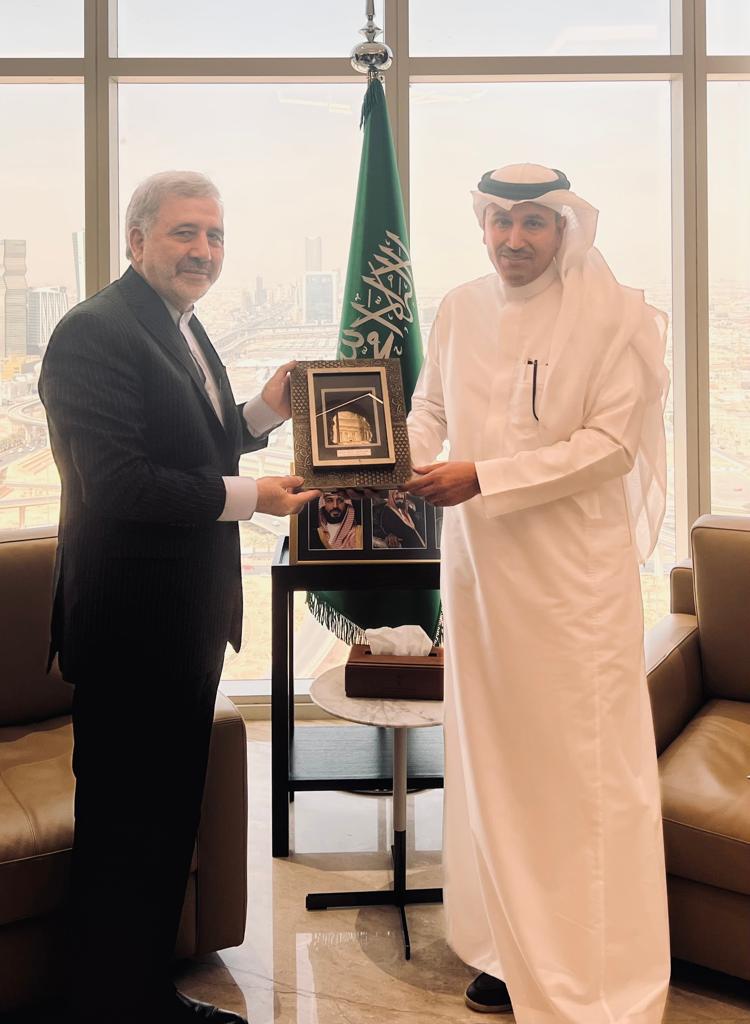 علي رضا عنايتی سفير جمهوری اسلامى ايران در رياض با صالح الجاسر وزير حمل ونقل و پشتياني عربستان ملاقات كرد. در اين ملاقات موضوع هاى مشترك و همكاري های دوحانبه از جمله فعال شدن موافقتنامه هوايي ١٣٧٨ وبرقرارى پرواز بين ايران و عربستان مورد تاكيد قرار گرفت.