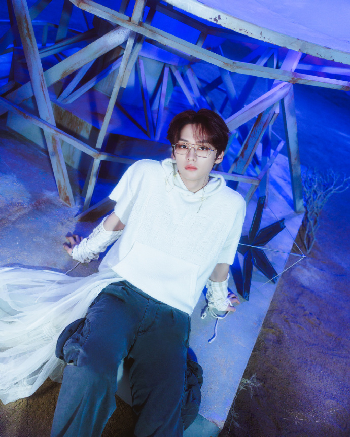 SKZLOOKBOOK's tweet photo. 楽-STAR Teaser Image

#LeeKnow 
TOP | MM6
SLEEVE | ISA BOULDER
FLATS | MM6

#StrayKids #straykidslookbook #StrayKids #스트레이키즈 #樂_STAR #ROCK_STAR #YouMakeStrayKidsStay https://t.co/W4xTU7lvK8