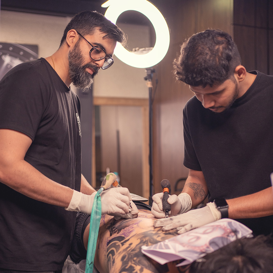 AliensTattoos's tweet photo. When creativity flows with togetherness, the magic of collaboration takes center stage. The merging of talents produces a synergy that takes artistry to breathtaking levels.  
https://t.co/pHEcta1AFq https://t.co/1JJU2WX552