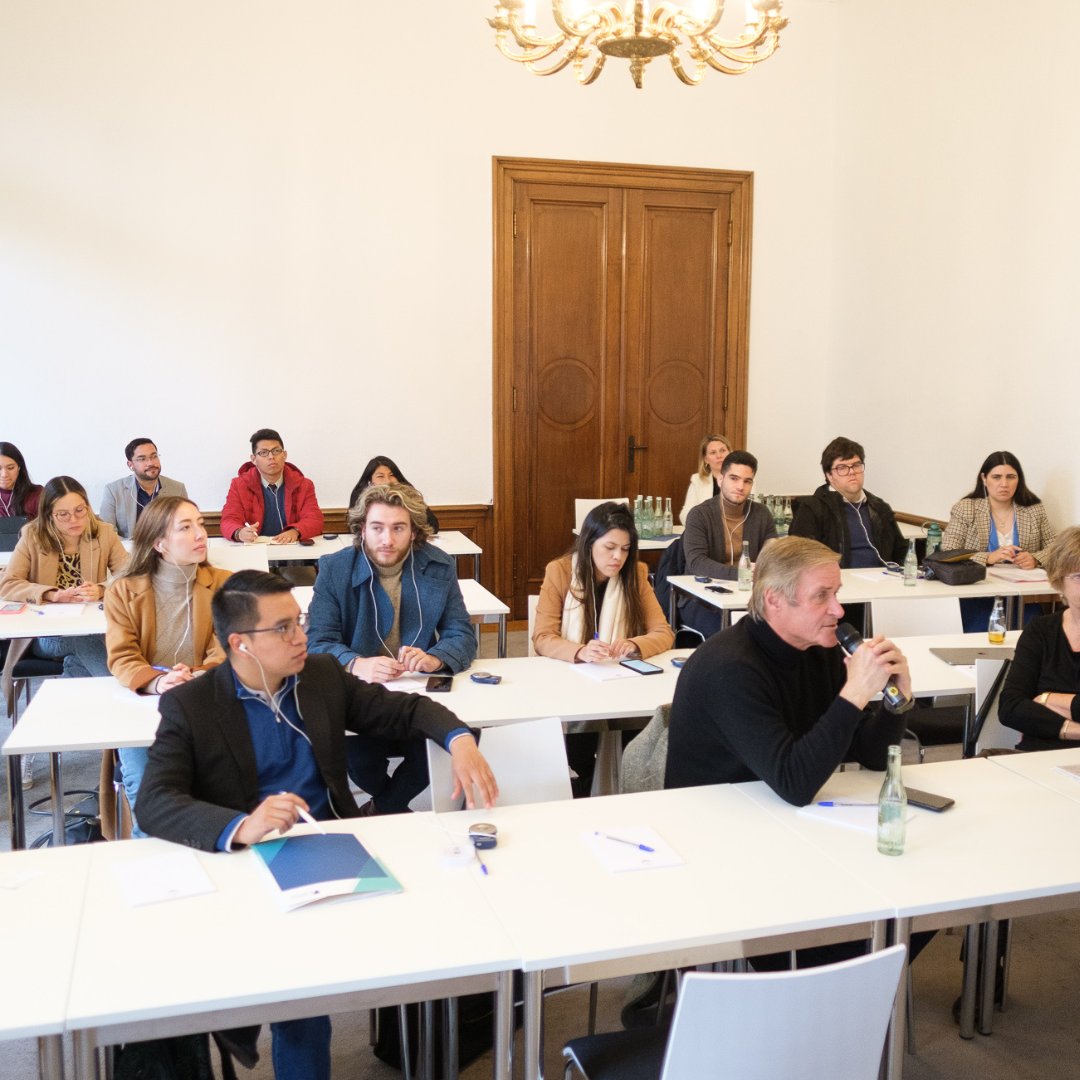 Am Donnerstag konnten wir eine Delegation junger Jurist:innen aus Mittel- und Südamerika an der @BSP_FakLaw begrüßen, die im Zusammenhang mit dem Rechtsstaatsprogramm der @KASonline in Deutschland sind. Vielen Dank für den Besuch und bis bald!