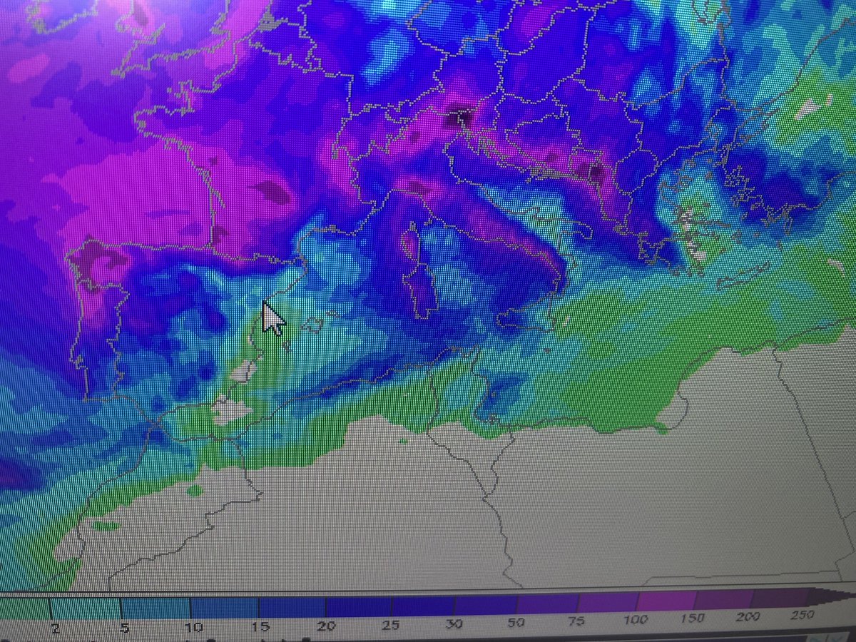 acmg54JFB's tweet image. Dangereuse la rivière atmosphérique qui arrive jeudi et déversera plus de 100 mm de pluie si GFS est juste, ce que je crois!
Cela signifie des #crues sur 64, 40, 33, 47, 24, 19 et le bassin des Charentes. En plus il y aura du #vent très fort qui déracinera des feuillus 🤕