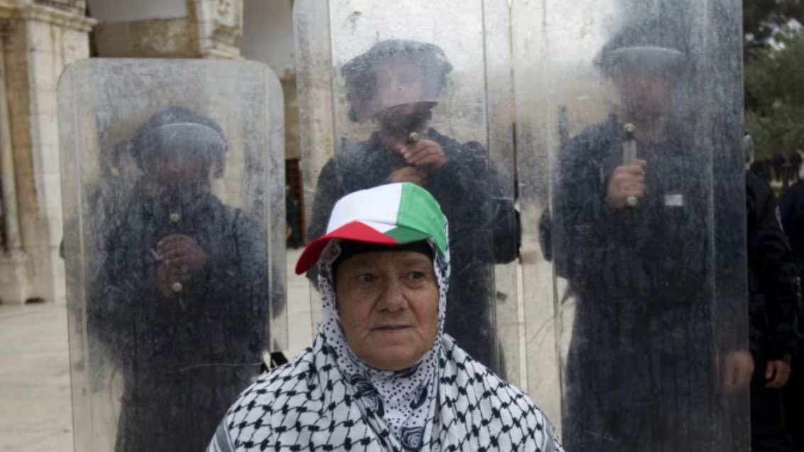 SoccerAlgo's tweet image. ハマスが人間の盾を利用しているから民間人を狙って殺してもいいというのがイスラエルの言い分で世界のメディアよく言い触らしている。

でもそれは17年間かけてイスラエルが証明していないし証拠はひとつもない。

むしろ人間の盾を利用したのはイスラエル軍で証拠もいっぱいあります。
#ガザ