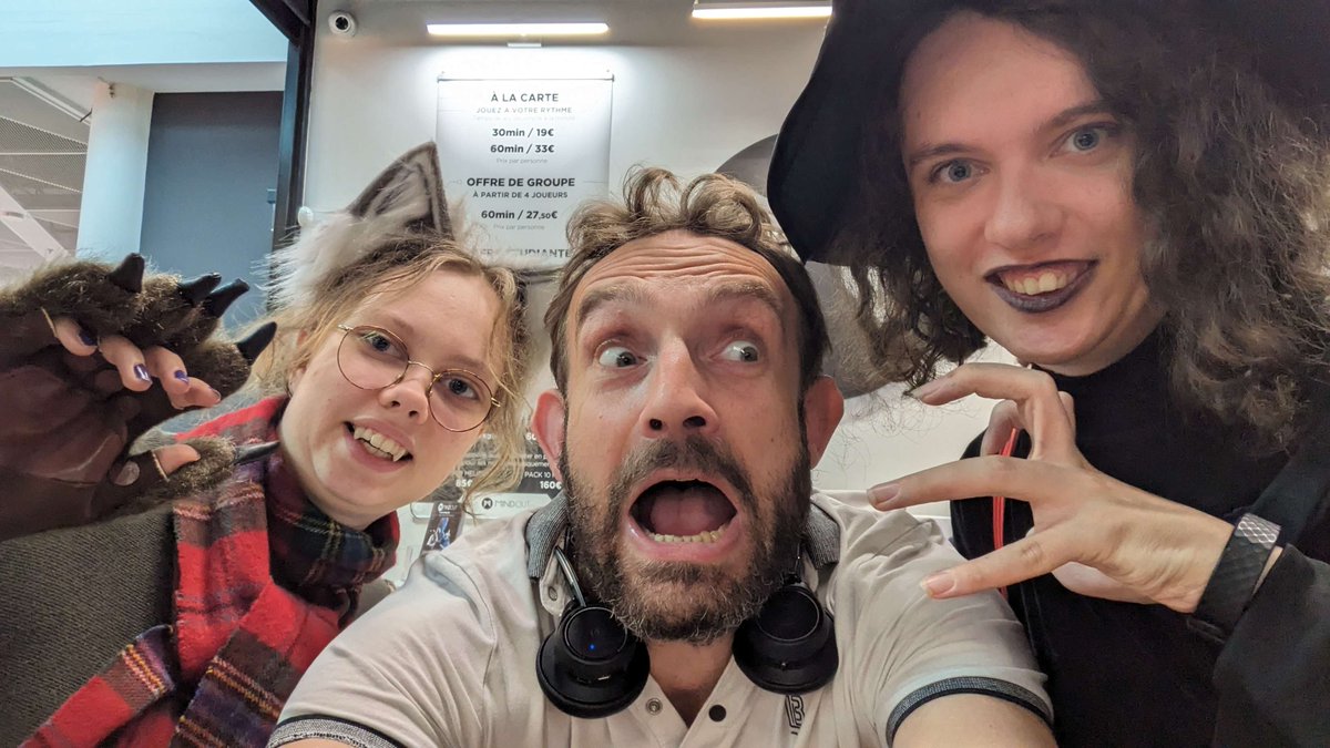 En ce 31 octobre, jour d'#Halloween, nous vous souhaitons la bienvenue, parés de vos #costumes les plus créatifs ! D'ailleurs, nous avons déjà eu un aperçu de deux de nos joueurs qui se sont donné une bonne dose de frayeur. 😁👻
 #safaitpeur #GamingCommunity #VR #cosplay #mindout