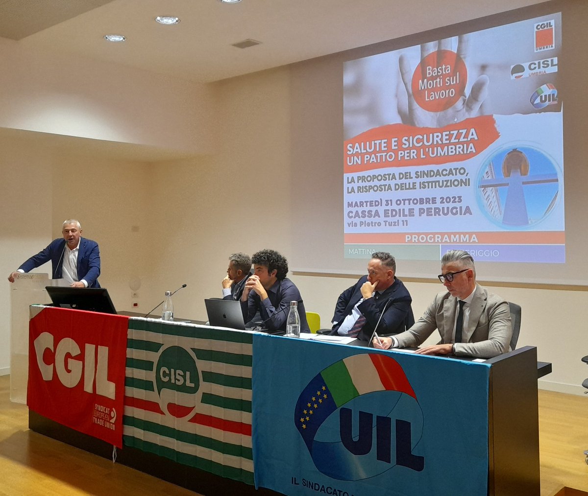 #Salute e #sicurezza- un patto per l'Umbria. Oggi, 31 ottobre 2023, l'iniziativa di #CgilCislUil #Umbria. Le dichiarazioni del segretario regionale Cisl Umbria Riccardo Marcelli e del segretario generale Filca Cisl Umbria Giuliano Bicchieraro nel video: youtu.be/kcVpjrTFQ8s