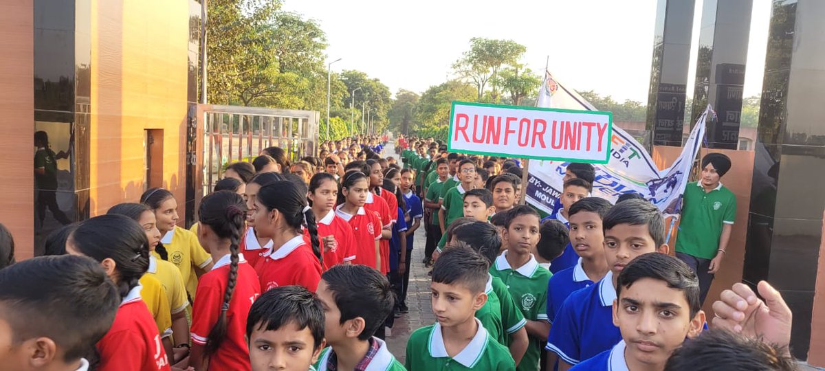 EduMinOfIndia's tweet image. #NationalUnityDay: To commemorate the memory and acknowledge the Invaluable contribution of Sardar Vallabhbhai Patel to nation building, an astounding  3,59,84,892 students from 5,72,874 schools displayed patriotic zeal during the #UnityRun. This day vividly illustrated our…