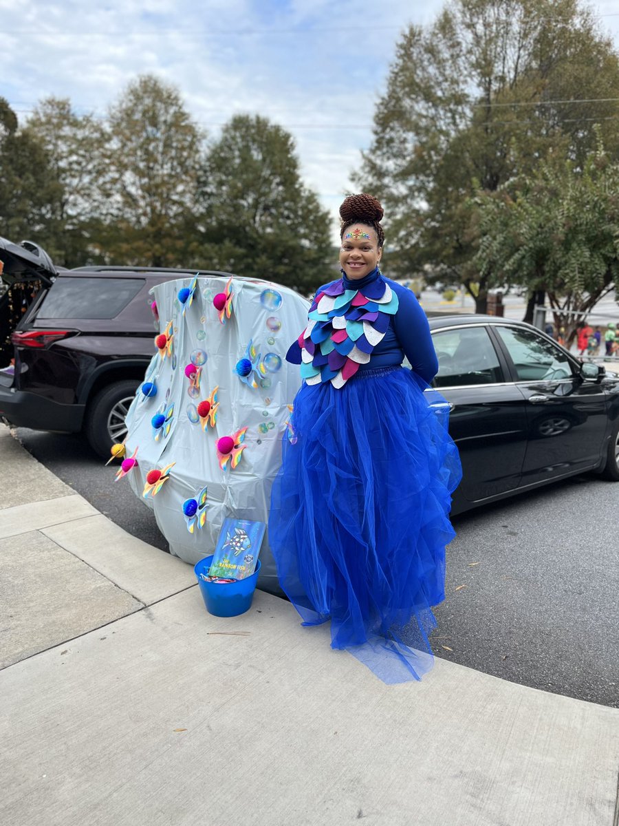 Ready for Book Character Parade and Trunk or Treat! #TheHutchinsonWay @APSHutchinson Making our students happy and giving them an experience! That’s what we do! Got to love it! 😍 @ShaleeceLong @drkalag @apsupdate