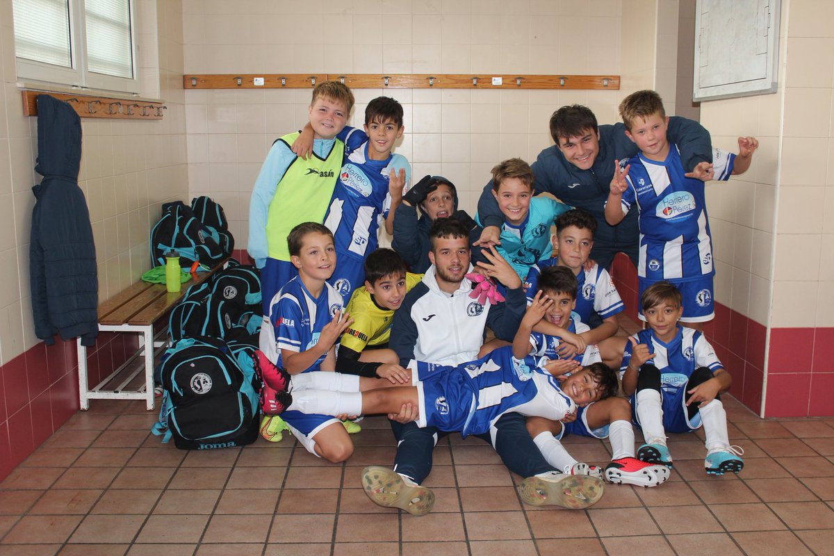 Viicen1's tweet photo. Cada dia seguir disfrutando y aprendiendo de ellos, ese es el camino. 💙🤍 #AleB #SomosdelCabre @CabrerizosCF https://t.co/LoKCBSg9CH