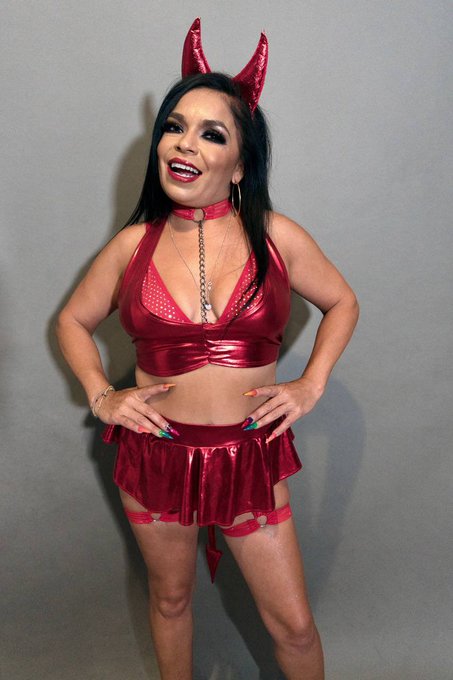#Halloween  feliz halloween besitos https://t.co/8ZTyTtBS9P<a href="/tag/halloween"class="tags">#Halloween</a>
