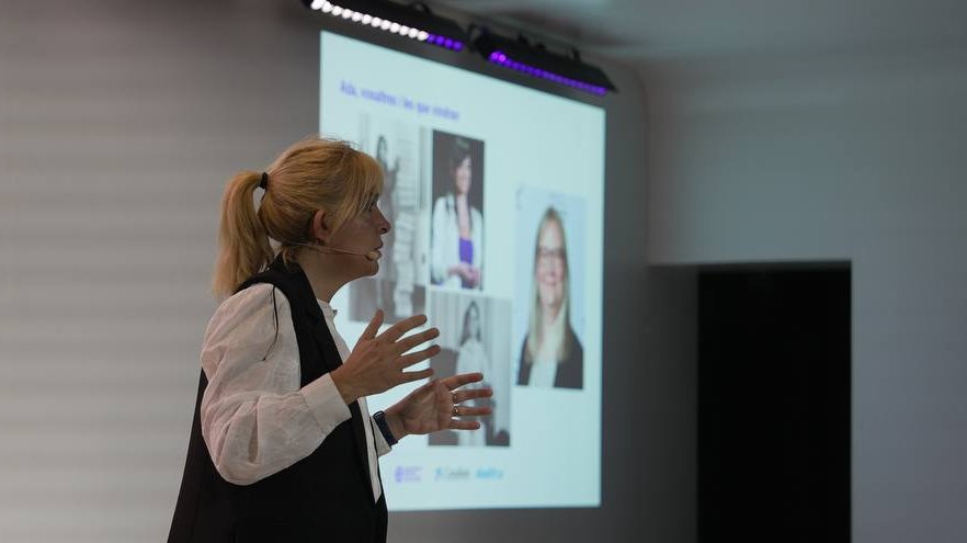 consorciedubcn's tweet photo. ✨👩🏽💻 Avui hem presentat #Be_Transdigital, un projecte pilot que vol fomentar la formació de dones en els cicles formatius tecnològics:
➡️hi participen 42 estudiants del CFGM Gestió Administrativa de l'@EdTbarcelona
➡️té el suport de @CABK_Dualiza, que hi ha aportat 15.000 euros https://t.co/BdCtgXDBPN
