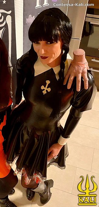 Just in time for #Halloween, I come back from the darkness to not only enslave your soul!  P&uuml;nktlich<a href="/tag/halloween"class="tags">#Halloween</a>