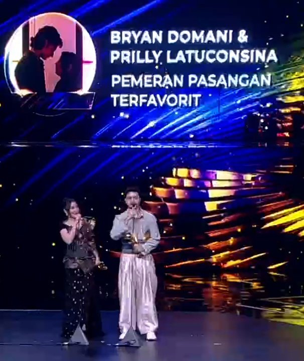 BabyKoala__'s tweet photo. Tahun depan, Arya-Manda akan jadi nominasi di #IMAA ...
.
.
.
Aamiin aamiin aamiin
Pict nyolong @PutihnyaTas https://t.co/lq3TSzmyDZ