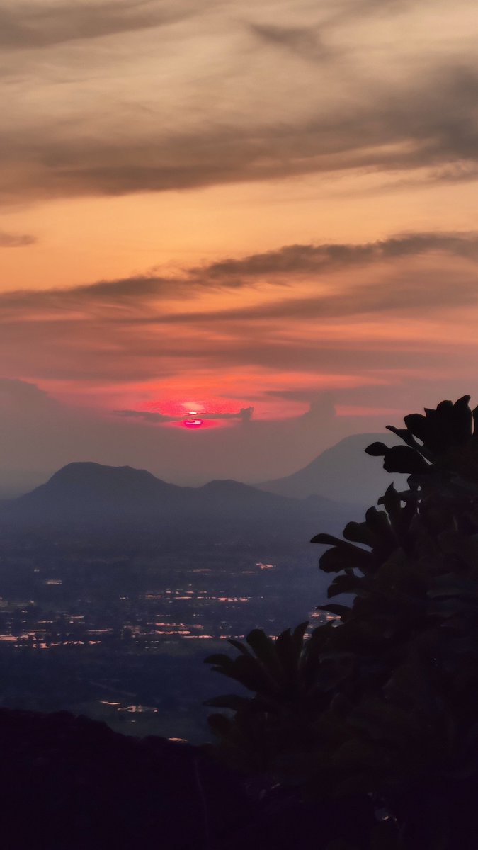 Nrusingh_p2023's tweet image. There are no words or even pictures that can capture the true beauty of watching a sunset,these quotes aim to eloquently describe just how beautiful and inspiring they can be.
Every sunset is an opportunity to reset-told by Richie Norton
It will inspire me to reset myself.#life