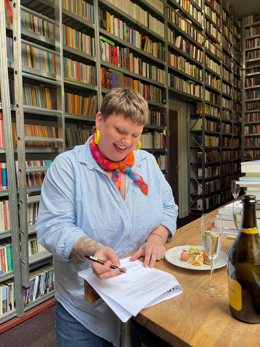 Lotte van Eijk (<a href="/lovaeij/">Lotte van Eijk</a>) heeft haar eerste boekcontract getekend bij uitgeverij Volt! 🥂