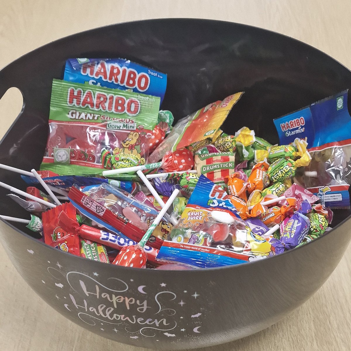 toolmarque's tweet image. Happy #Halloween📷! 🎃It's that time of the year when the most important decision is whether to be a pumpkin, a zombie, or a bedsheet ghost for Halloween. But let's be honest, we all know the real horror is that pile of unread emails in our inboxes. Have a boo-tiful Halloween! 📷