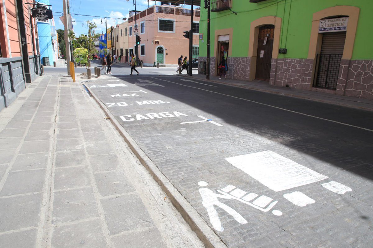 PueblaAyto's tweet photo. Después de 60 años, la 10, 12, 14 y 16 Poniente-Oriente, de la 11 Norte al Bulevar 5 de Mayo; 2, 5 y 4 Norte, de la 14 a la 20 Poniente; y la 18 Poniente, entre 3 y 5 Norte, ya se transitan de manera digna y segura ¡estas obras equivalen a 100 calles! 👏​

​💧Ahora cuentan con el drenaje rehabilitado por @AguadePuebla, así como guarniciones, banquetas y arbolado.

En el Gobierno del Pdte. @eduardorivera01 trabajamos #ContigoYConRumbo por una mejores vialidades.