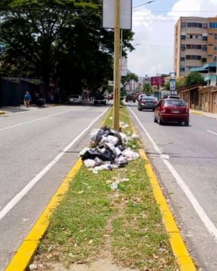 #LaGentePropone📌 Vecinos del sector 'Las Acacias' en #Valera denuncian que la isla de la avenida Bolívar es utilizada como un 'botadero' de basura.

Señalan además que el #AseoUrbano con cumple con sus rutas establecidas, generando así la proliferación de la basura.

#31Oct