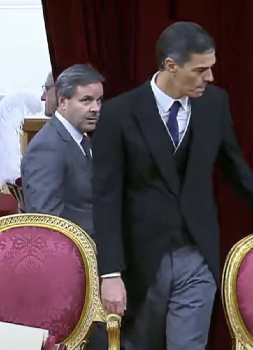 No puedo dejar de ver esto. Jajajaja.
El de gris me representa taaaanto.