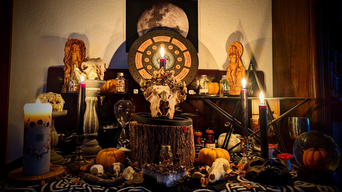 ✨🕯️Blessed Samhain🕯️✨

#Samhain #Halloween #BatsAutumn