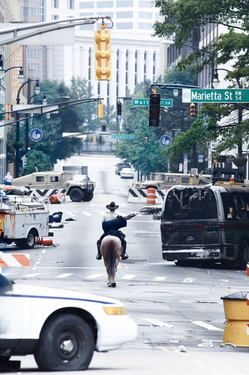 TWalkingDFamily's tweet photo. Hace 13 años se emitía el primer episodio de The Walking Dead. Para mí, el mejor episodio piloto que se ha hecho jamás de una serie. https://t.co/JdpufSKD7H