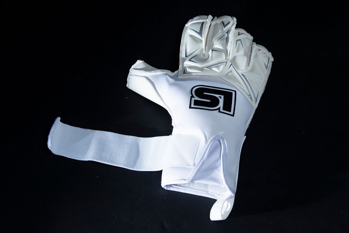 STORM PRO!

A Wrapped Roll Finger glove offering a snug and secure fit! 
ULTIMATE GRIP!

£35!

S1Goalkeeping.co.uk ⬅️