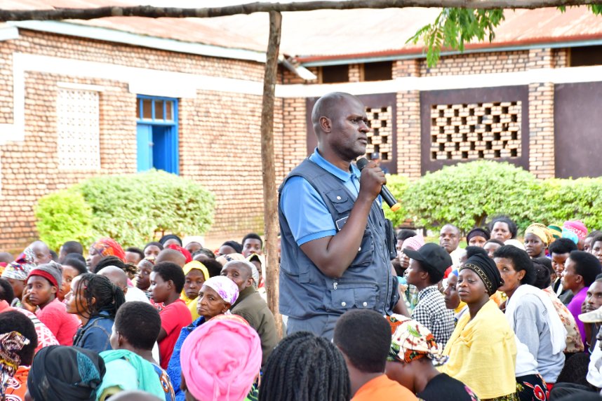 Ngoma District (@ngomadistrict) on Twitter photo Ku gicamunsi,Komite Nyobozi y'Akarere iyobowe n'Umuyobozi w'Akarere <a href="/NIYONAGIRANath2/">๐ต๐ฐ๐๐ถ๐ต๐จ๐ฎ๐ฐ๐น๐จ ๐ต๐๐๐๐๐๐๐</a> arikumwe n'abayobozi b'inzego z'umutekano mu <a href="/Rwandaeast/">๐๐๐ฌ๐ญ๐๐ซ๐ง ๐๐ซ๐จ๐ฏ๐ข๐ง๐๐ | ๐๐ฐ๐๐ง๐๐</a> bifatanyije n'abaturage b'Umurenge #Mugesera mu nteko y'abaturage yahujwe no gusoza ukwezi kwahariwe Ubumwe n'Ubudaheranwa bw'Abanyarwanda Ku gicamunsi,Komite Nyobozi y'Akarere iyobowe n'Umuyobozi w'Akarere <a href="/NIYONAGIRANath2/">๐ต๐ฐ๐๐ถ๐ต๐จ๐ฎ๐ฐ๐น๐จ ๐ต๐๐๐๐๐๐๐</a> arikumwe n'abayobozi b'inzego z'umutekano mu <a href="/Rwandaeast/">๐๐๐ฌ๐ญ๐๐ซ๐ง ๐๐ซ๐จ๐ฏ๐ข๐ง๐๐ | ๐๐ฐ๐๐ง๐๐</a> bifatanyije n'abaturage b'Umurenge #Mugesera mu nteko y'abaturage yahujwe no gusoza ukwezi kwahariwe Ubumwe n'Ubudaheranwa bw'Abanyarwanda