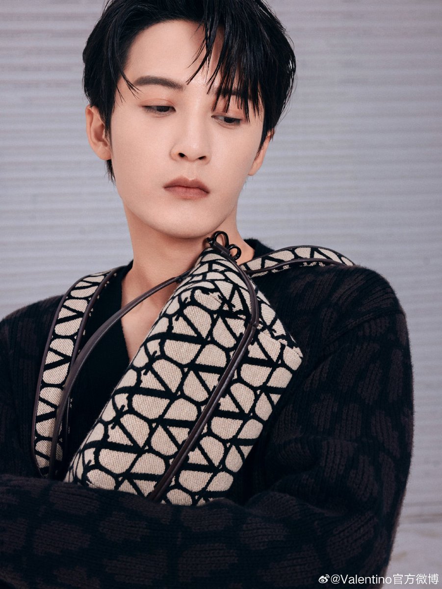 Tanjianci_TH's tweet photo. Valentino美妆《Weibo》update || 20231031
นักแสดงและนักร้องหนุ่มถานเจี้ยนซื่อ กับการตีความชุด #ValentinoVlogo จับคู่กับ #OneStud รองท้าผ้าใบXLและกระเป๋าสะพายข้าง กลายเป็นสไตล์แฟชั่นที่ทั้งเรียบง่ายและทันสมัย
#TanJianci #檀健次 #ถานเจี้ยนซื่อ https://t.co/a7fLNdbdxl
