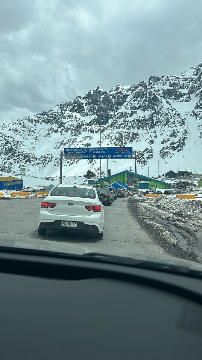 lore_paz's tweet photo. @Kako277114 @CFLosLibertador Llegando a 400 mts de la aduana. Salimos a las 9:00 de Mendoza https://t.co/mSXn5H0tJY