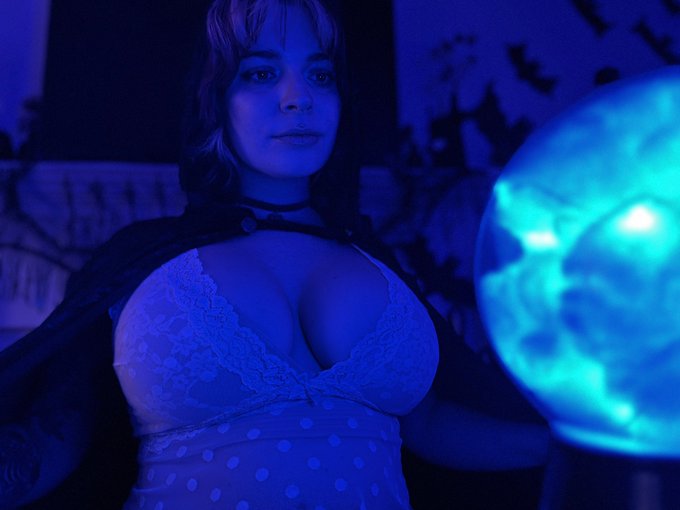 Just a wizard pondering thy orb https://t.co/nQimJglKyc