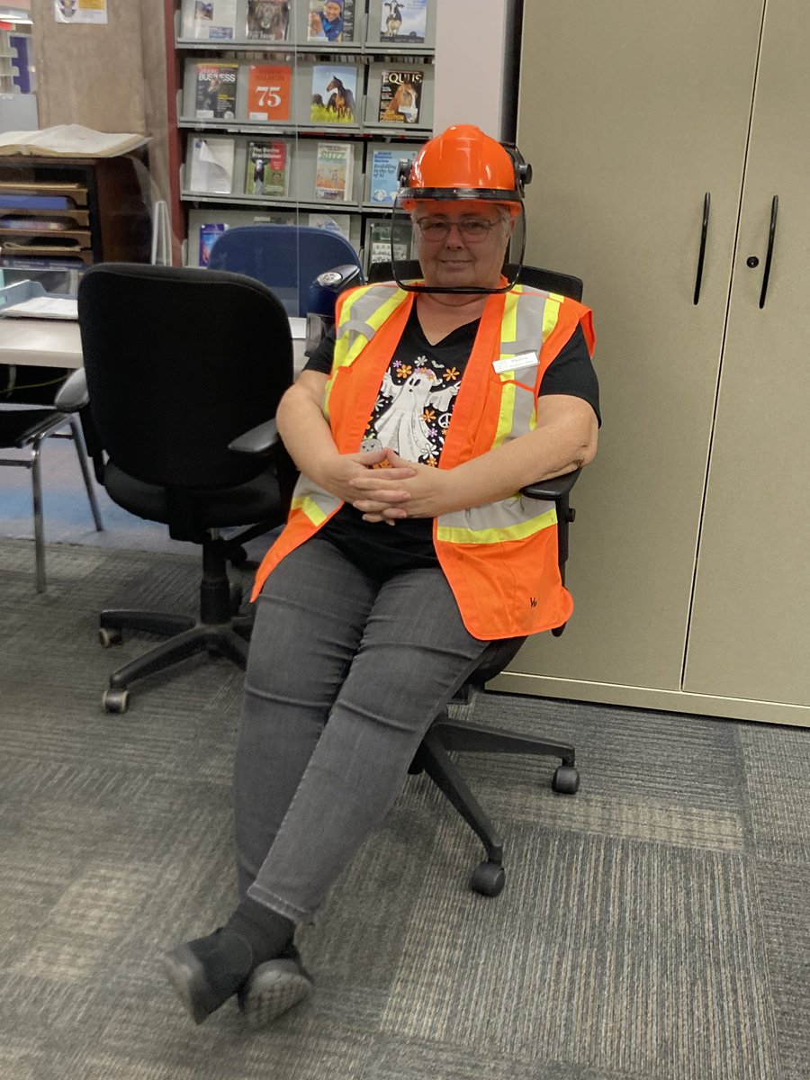 Come visit us at the Robertson Library 📚🎃
Our staff is all dressed up! 👻