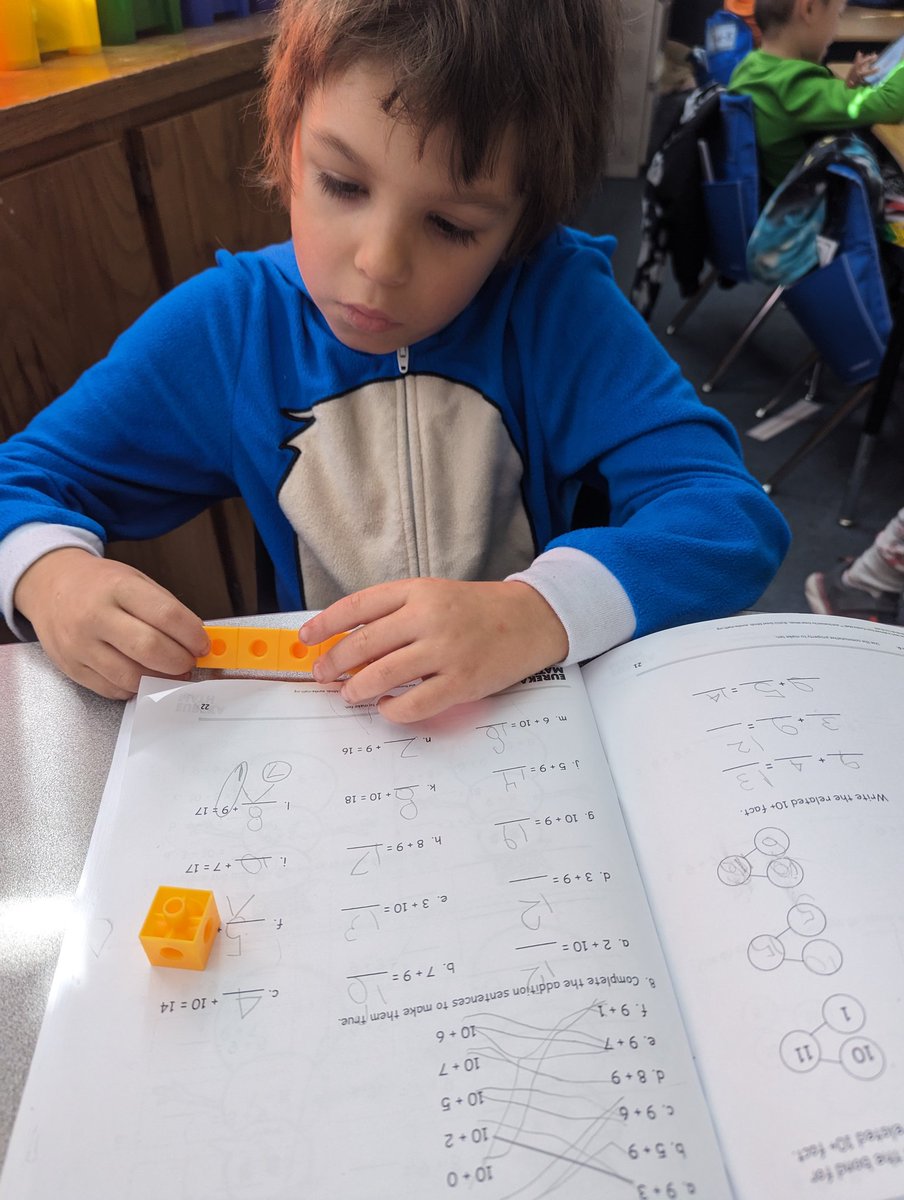 FirstiesIn5's tweet image. My favorite days are the lightbulb days #handsonlearning #maketen