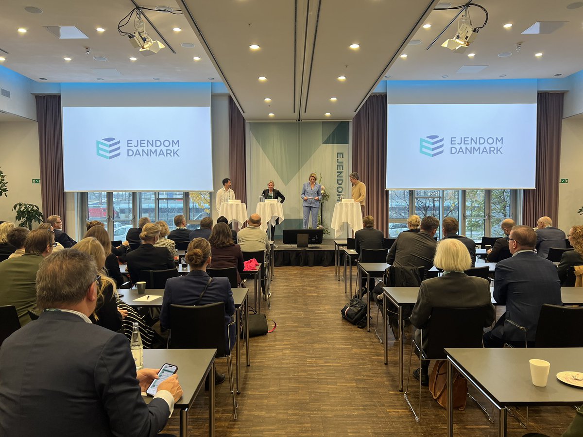 Anders Jost Buch fra Molt Wengel, Morten Leen fra <a href="/appension/">AP Pension</a> og Luise Christensen fra Accura taler bæredygtighed og de juridiske barrierer, der kan følge med, når det kommer til dem grønne omstilling i ejendomsbranchen 🌱🗂️
#EJENDOM2023 #dkgreen #dkjura