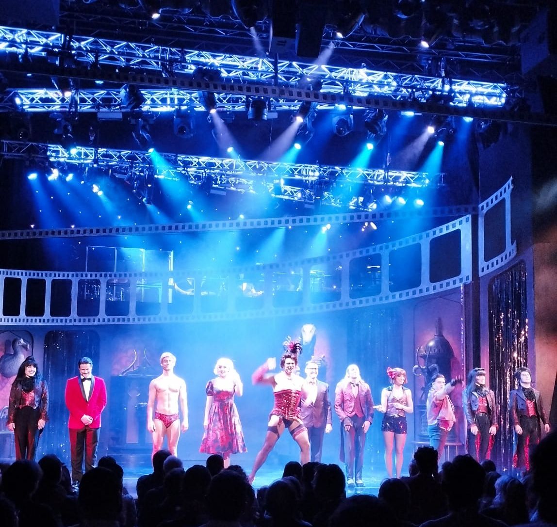 ¿Cuántas oportunidades tendrás de disfrutar de un musical del #WestEnd sin moverte de Barcelona? Solo esta semana, <a href="/rockyhorroruk/">Rocky Horror Show</a> en el #TeatreColiseum. ¡Gira del 50 aniversario con un elenco de lujo!
Aquí mi recomendación para <a href="/BarcelonaTeatre/">Teatre Barcelona</a> es.teatrebarcelona.com/recomendacion/…