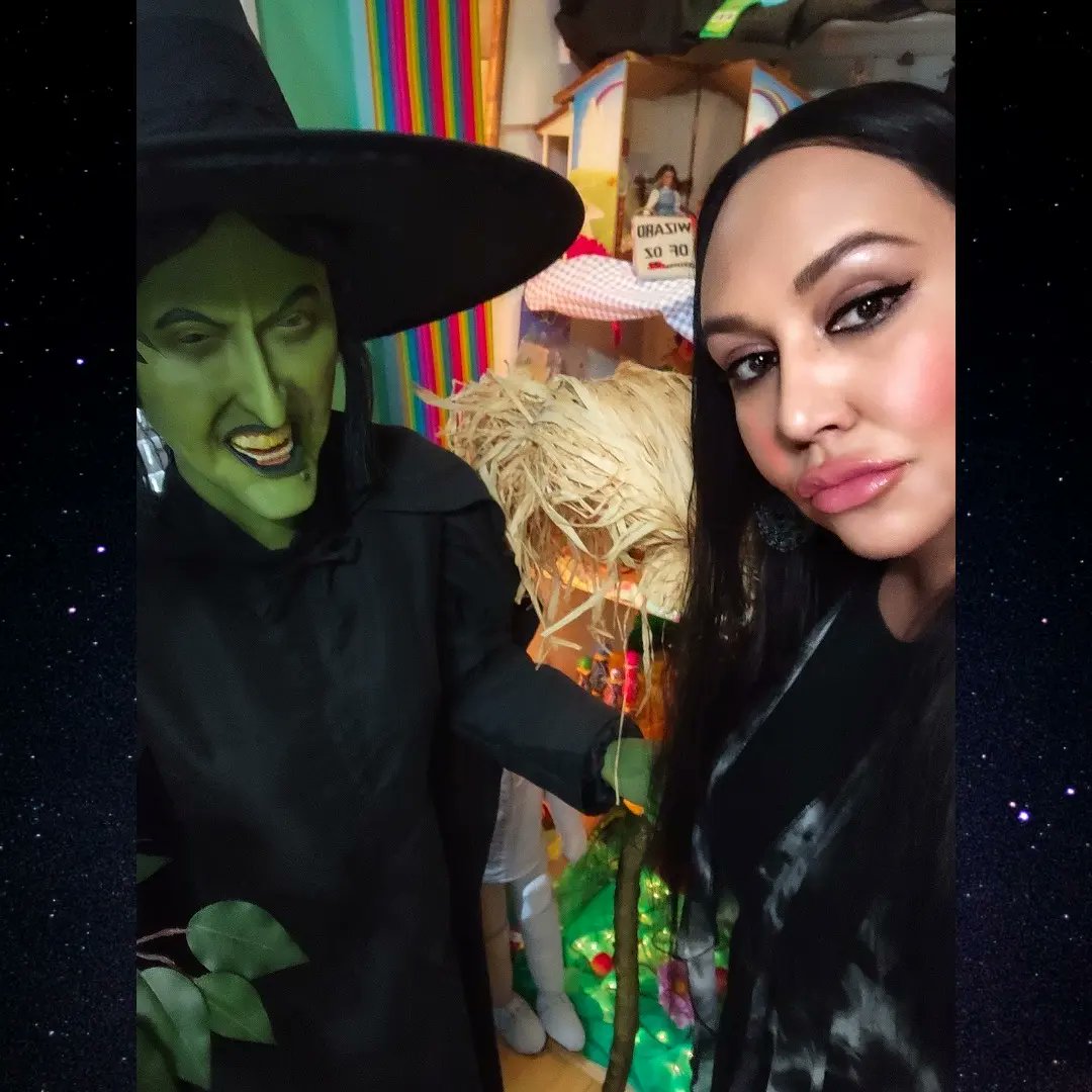 HinuHocakAGG's tweet photo. ✨Today is THAT Day! Happy Samhain 2 ALL my Beautiful Green Witches!!!💚 
#HappyHalloween #Samhain #Blessings #Harvest #ForestWitch #DarkerHalf #WickedWitch #MargaretHamilton #OZ #Collector #GuestRoom https://t.co/emlj9AmrWb