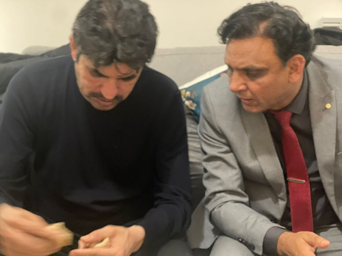 MalikImranKhal's tweet photo. عمران خان کے وکیل شیر افضل مروت کی لندن میں پریزیڈنٹ پی ٹی ائی یو کے  ملک عمران خلیل کے ساتھ اہم ملاقات جس میں عمران خان کا میسج پاکستان تحریک انصاف یو کے صدر ملک عمران خلیل کو پہنچا دیا گیا  اور پاکستان کی سیاسی صورتحال پر تفصیلی گفتگو ہوئی اور ائندہ  ہونے والے الیکشن میں انشاءاللہ اوورسیز پاکستانی پاکستان میں جا کر اپنے ووٹ کا حق بھی ادا کریں گے اور پاکستانی قوم کے ساتھ مل کر الیکشن میں بھرپور حصہ لیں گے اور انشاء جیت حق اور سچ کی ہوگی جیت پاکستان کی ہوگی جیت عمران خان کی ہوگی