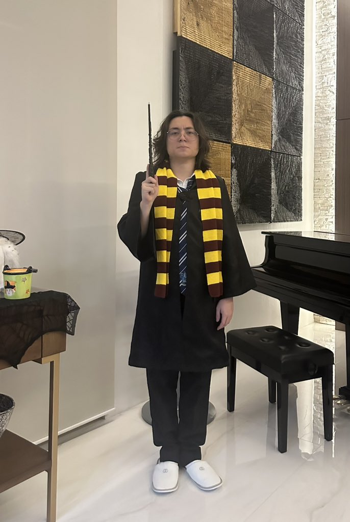 ako si Harry ______ ? 

a. Potter
b. Styles
c. Roque
d. Jollibee crew pa din